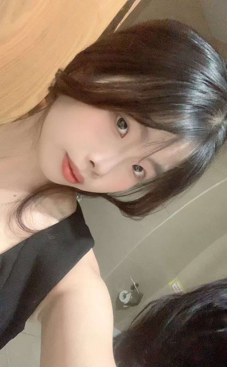 福建 泉州 18岁 156cm 87 A杯 抽烟纹身:无 SM:一点点 无套:可 口交:可 过夜:看情况 同居:看情况 可飞:可 特点:我是南方小土豆甜妹