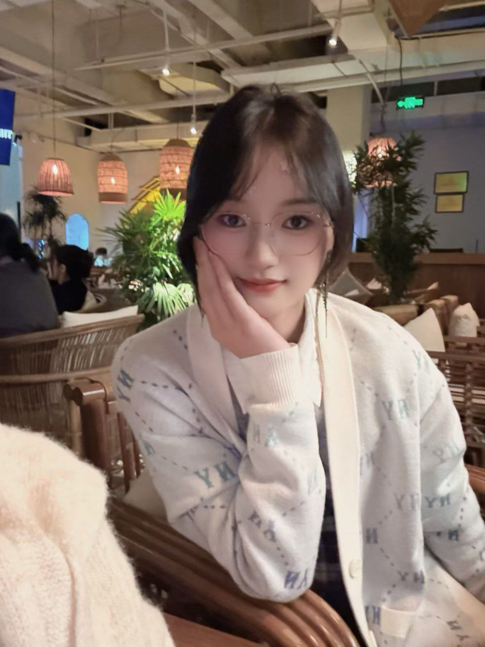 四川 宜宾 23岁 176cm 115 B杯 抽烟纹身:无纹身 SM:否 无套:可 口交:可 过夜:可 同居:可 可飞:可 尽量川内 特点:不做作 直爽