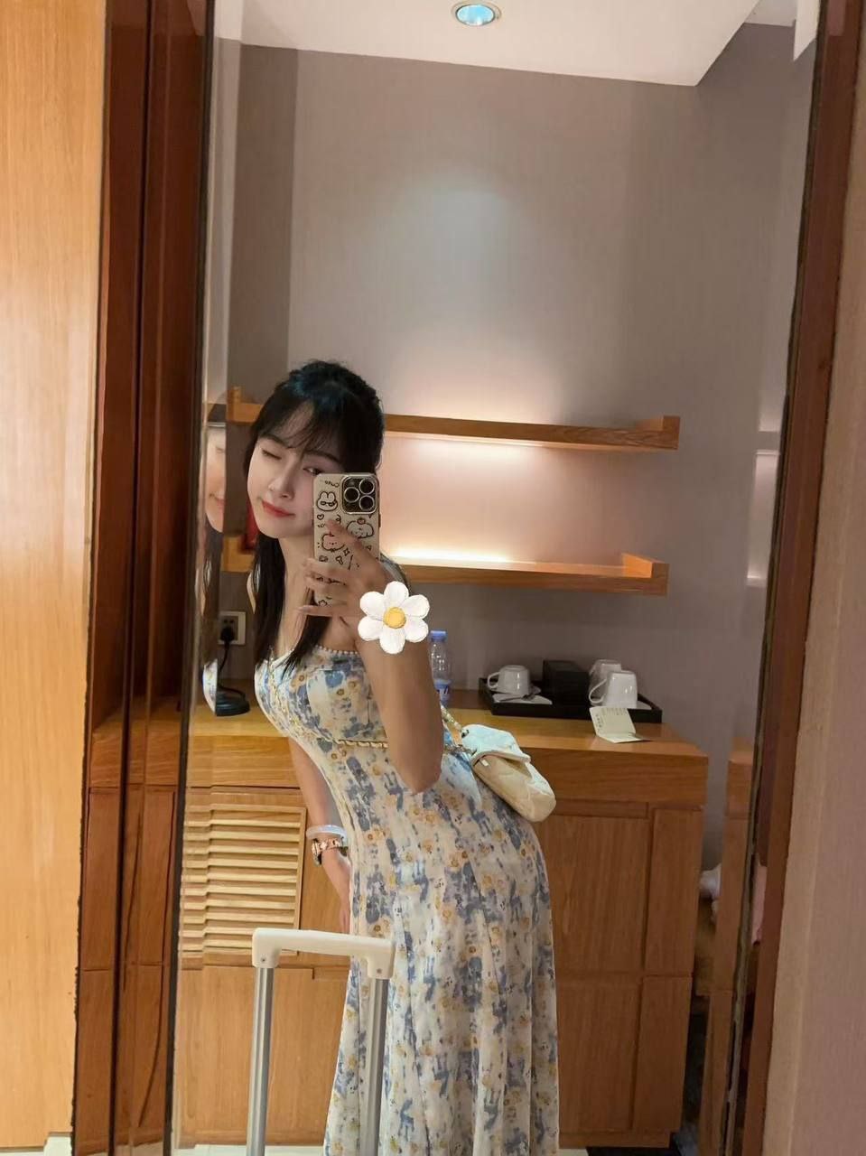 广东 汕头 29岁 157cm 88 B杯 抽烟纹身:无纹身 SM:轻微可以接受 无套:否 口交:可 过夜:可 同居:否 特点:性格开朗外向,温柔不作,能配合对方,喜欢刺激,床上会比较开放