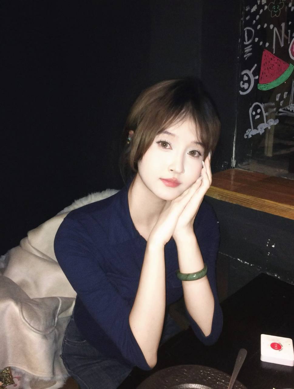 四川 成都 20岁 166cm 50 C杯 抽烟纹身:没有 SM:是 无套:否 口交:否 过夜:可 同居:否 可飞:平时上学 双休可以 特点:性爱经历少 皮肤好 胸大 会叫床 反差