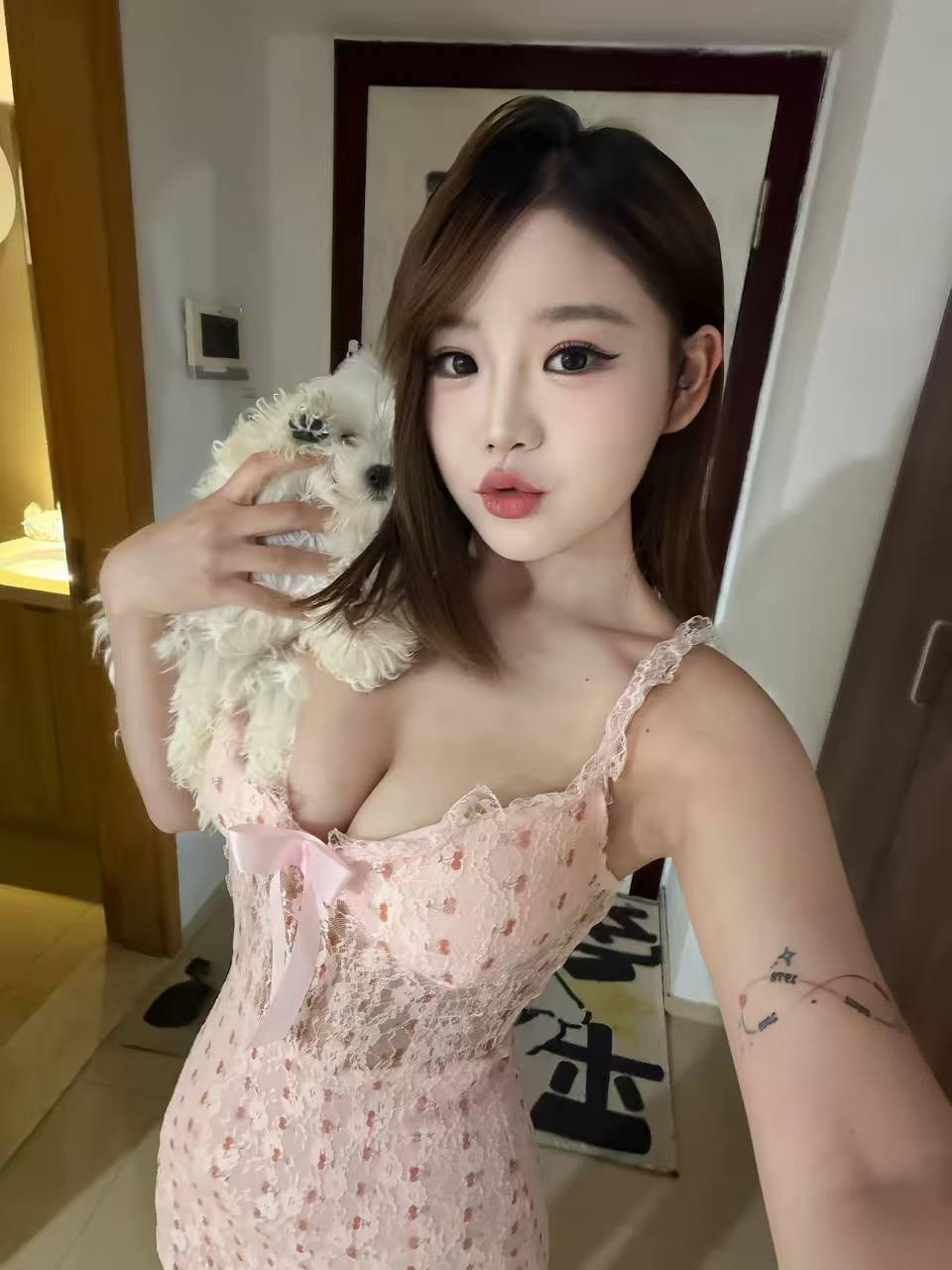 山东 青岛 22岁 168cm 52 C杯 抽烟纹身:有纹身 SM:否 无套:可 口交:否 过夜:可 同居:否 可飞:可 特点:性格活泼开朗有眼力见，会茶艺、有舌钉，身材丰满性感，纯天然大胸，前凸后翘，擅长提供情绪价值，外表可爱清纯，私下抚媚主动，接受能力强