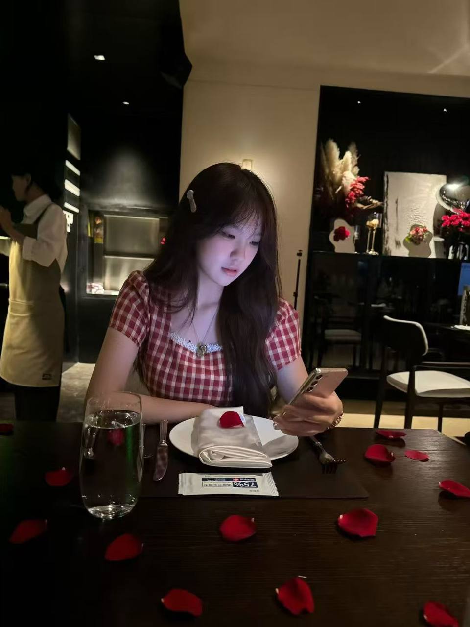 广东 广州 18岁 165cm 52 D杯 抽烟纹身:无 SM:否 无套:可 口交:可 过夜:可 同居:否 可飞:否 特点:破处半年嫩紧水多会夹,胸大