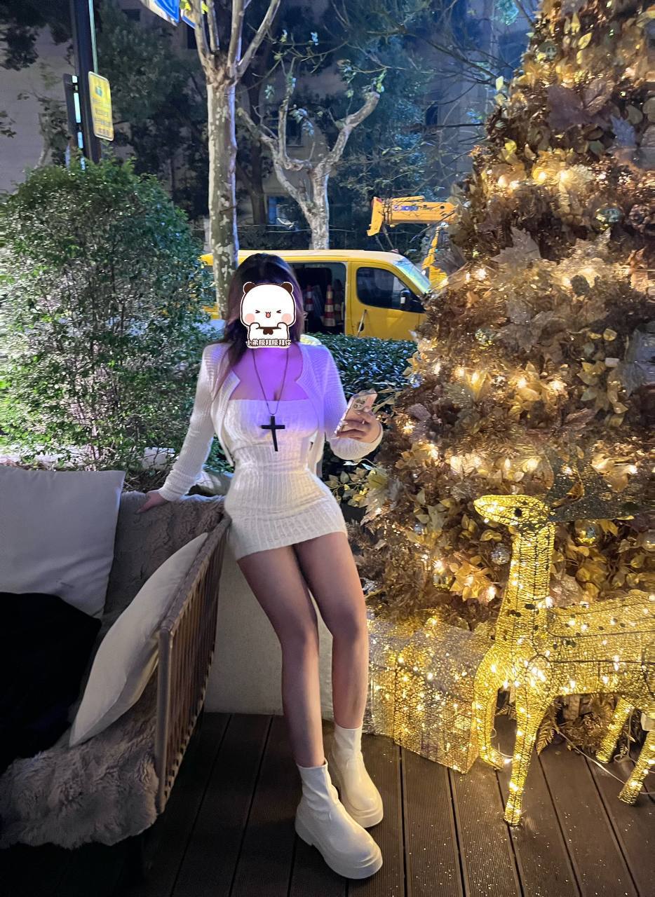 上海 上海 18岁 165cm 104 C杯 抽烟纹身:没 SM:可 无套:是 口交:可 过夜:可 同居:可 可飞:可 特点:可御姐，可萝莉，皮肤白嫩，水多，骚 刚下海 床上放的开 可以丝袜制服 可以调教 接受度高 更多玩法等待哥哥开发