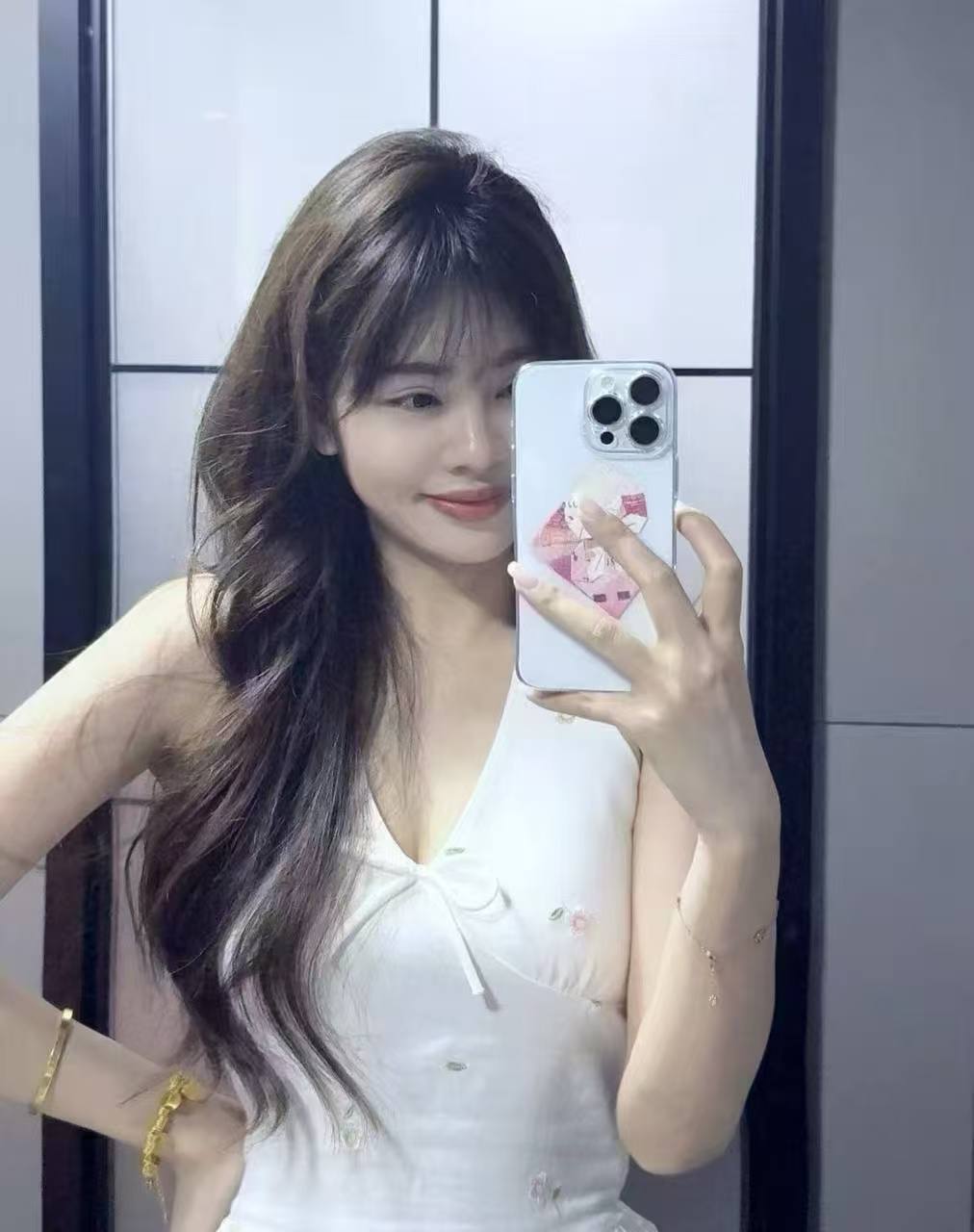 湖南 长沙 24岁 168cm 99 B杯 抽烟纹身:无 SM:否 无套:否 口交:可 过夜:可 同居:可 可飞:可 特点:情商高懂得给情绪价值，性格好，唱歌好听，听话，服从性高，口活好