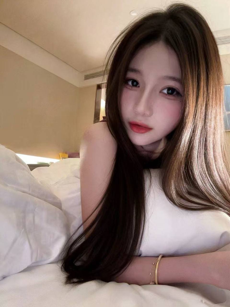 湖南 长沙浏阳市 20岁 157cm 70 B杯 抽烟纹身:否 SM:是 无套:否 口交:否 过夜:可 同居:可 可飞:可 特点:听话