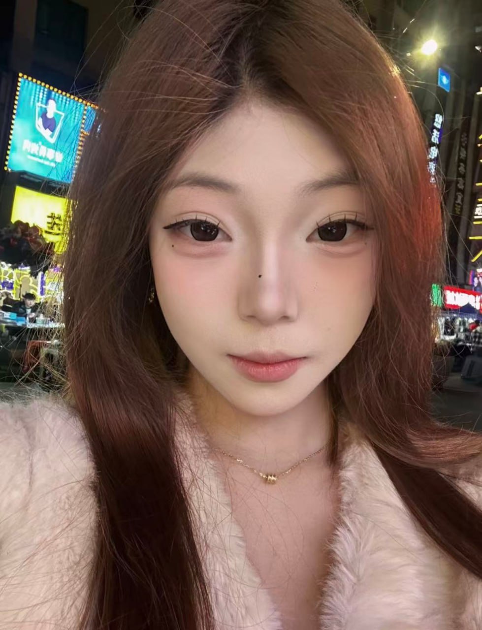 湖北 宜昌 16岁 163cm 100 C杯 抽烟纹身:无 SM:否 无套:否 口交:可 过夜:否 同居:可以 可飞:可以 特点:16岁清纯大奶学生妹 三点粉 妹妹又粉又紧 缺钱下海 乖巧听话 活泼开朗 古灵精怪 有趣 会提供情绪价值 床上主动 水多会喷 声音好听 叫床声一流 配合度高 不死鱼 很骚 反差满满 接受程度高 期待老板开发多姿势