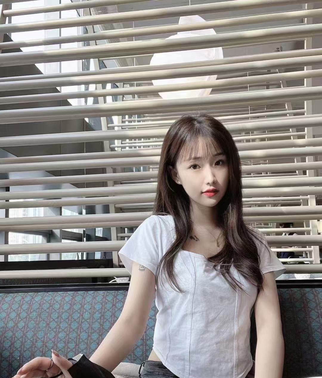 江西 赣州 24岁 168cm 102 B杯 抽烟纹身:否 SM:否 无套:可 口交:可 过夜:可 同居:可 可飞:可异地地区:江西赣州 特点:性格活泼开朗,风格多变,系统学过书法美术,今年新学中国舞。会做饭,会唱歌,会打游戏,聪明好学。