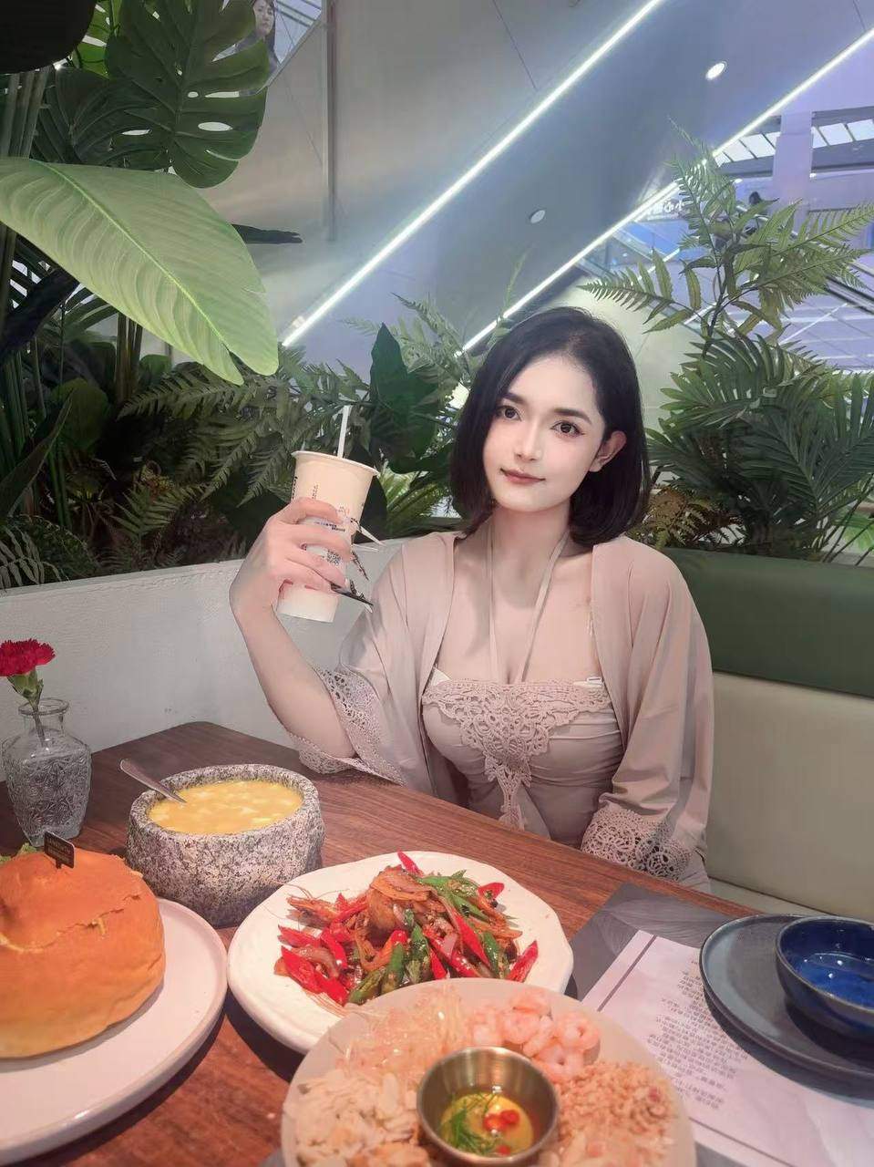 甘肃 兰州 22岁 167cm 100 D杯 抽烟纹身:无纹身 SM:否 无套:否 口交:可 过夜:可 同居:可 可飞:可 特点:干净卫生