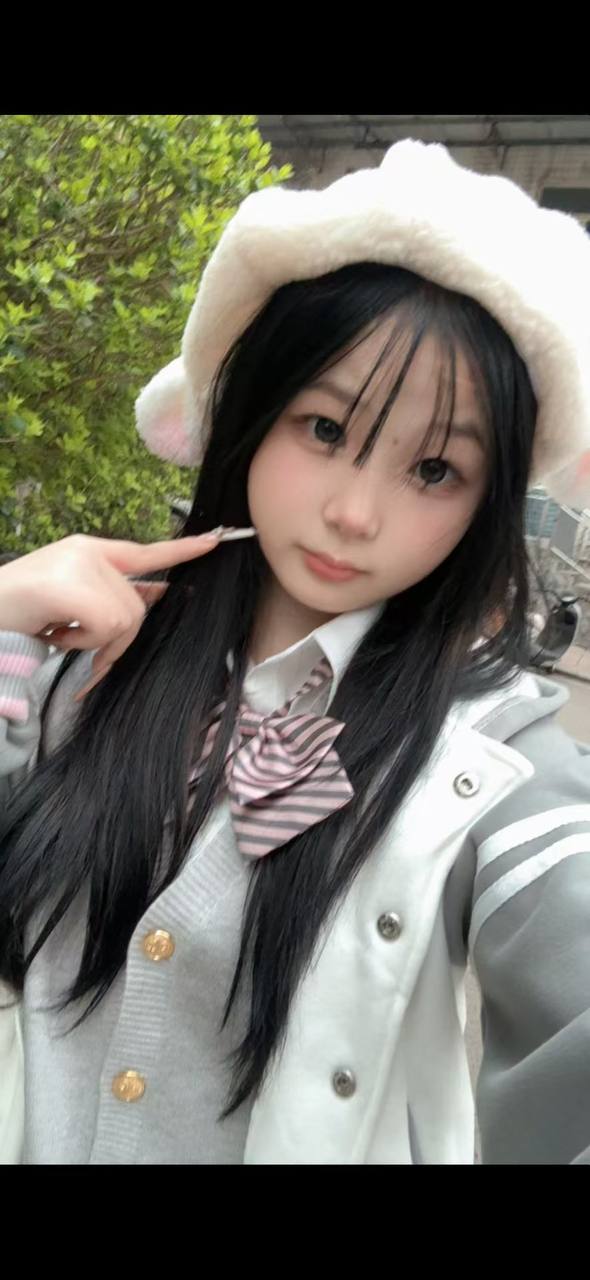 重庆 万州 18岁 164cm 98 B杯 抽烟纹身:没有纹身 SM:是 无套:是 口交:是 过夜:是 同居:是 可飞:可 特点:介绍费：6888