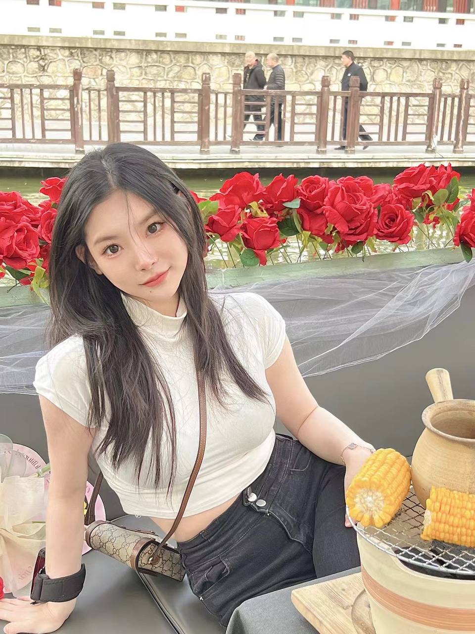 广西 南宁 22岁 165cm 50 D杯 抽烟纹身:无纹身 SM:轻微 无套:否 口交:可 过夜:可 同居:可 可飞:可 特点:童颜巨乳，皮肤白皙，Q弹，性格好，配合度高，常年健身有蜜桃臀，韧性好，本人比较漂亮