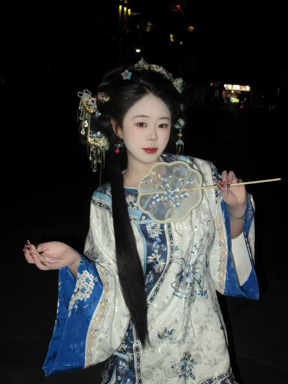 四川 成都 22岁 165cm 130 D杯 抽烟纹身:能 SM:是 无套:可 口交:可 过夜:可 同居:可 可飞:异地地区描述 特点:熊大，能陪喝酒应酬，听话 接受度高