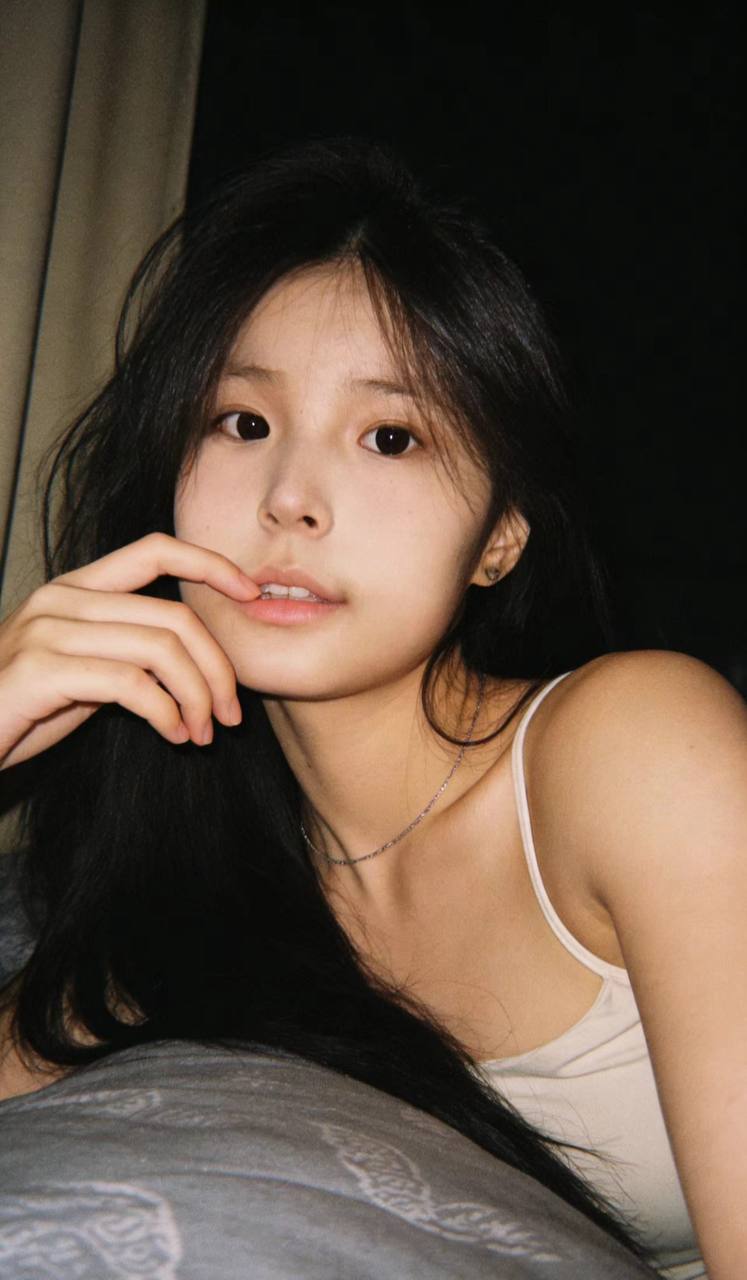 新疆 阿克苏 17岁 165cm 90 抽烟纹身:有抽烟无纹身 SM:否 无套:可 口交:可 过夜:否 同居:否 可飞:放假可以 特点:听话