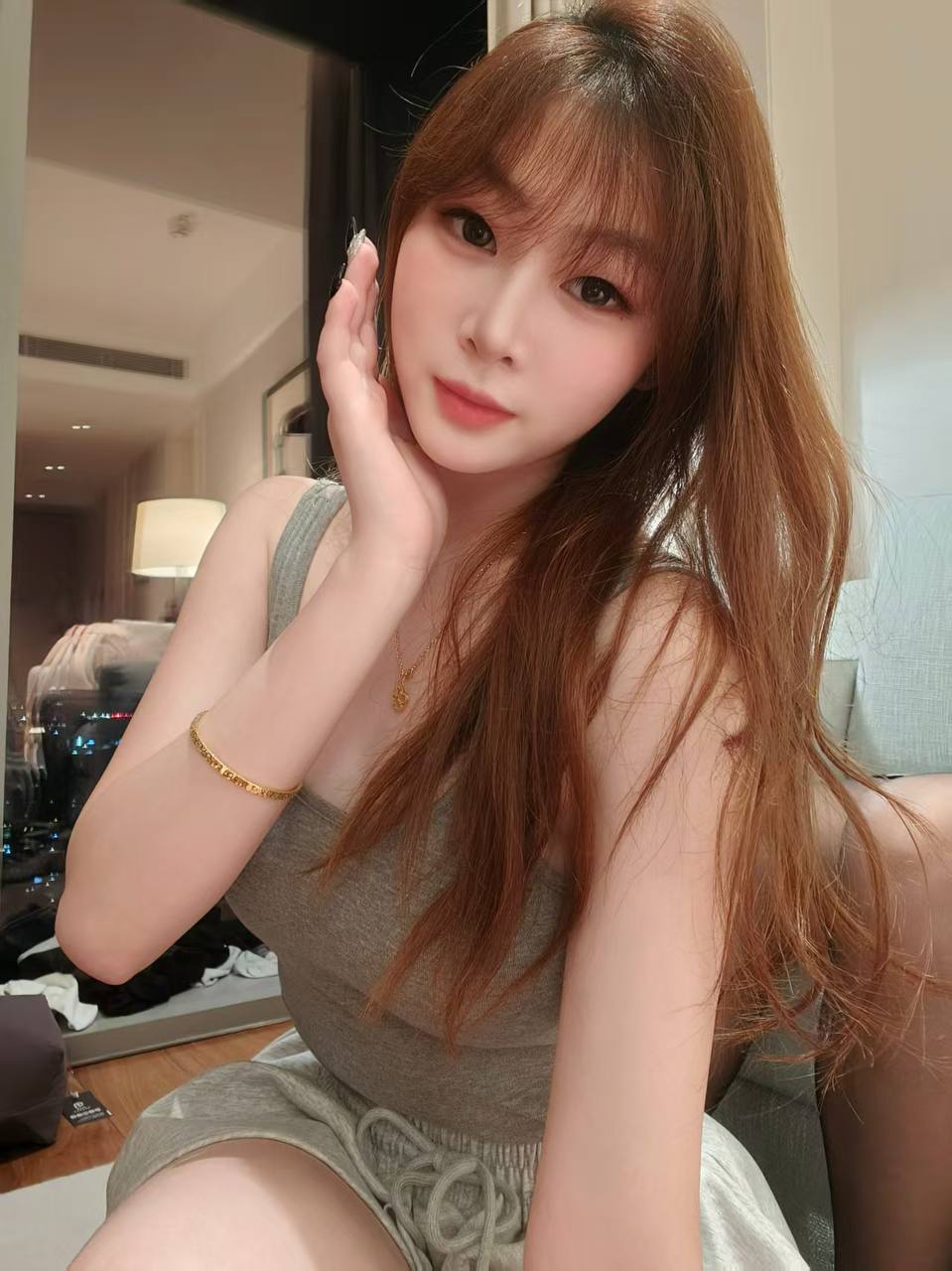 广东 广州 18岁 165cm 98 C杯 抽烟纹身:没有纹身 SM:否 无套:否 口交:是 过夜:可 同居:否 可飞:可 特点:天然无整 舞蹈生 中国舞九级 会游泳 会唱歌 皮肤白 活泼开朗 性格温柔特别好相处 幽默爱笑 刚成年 给你女友般体验