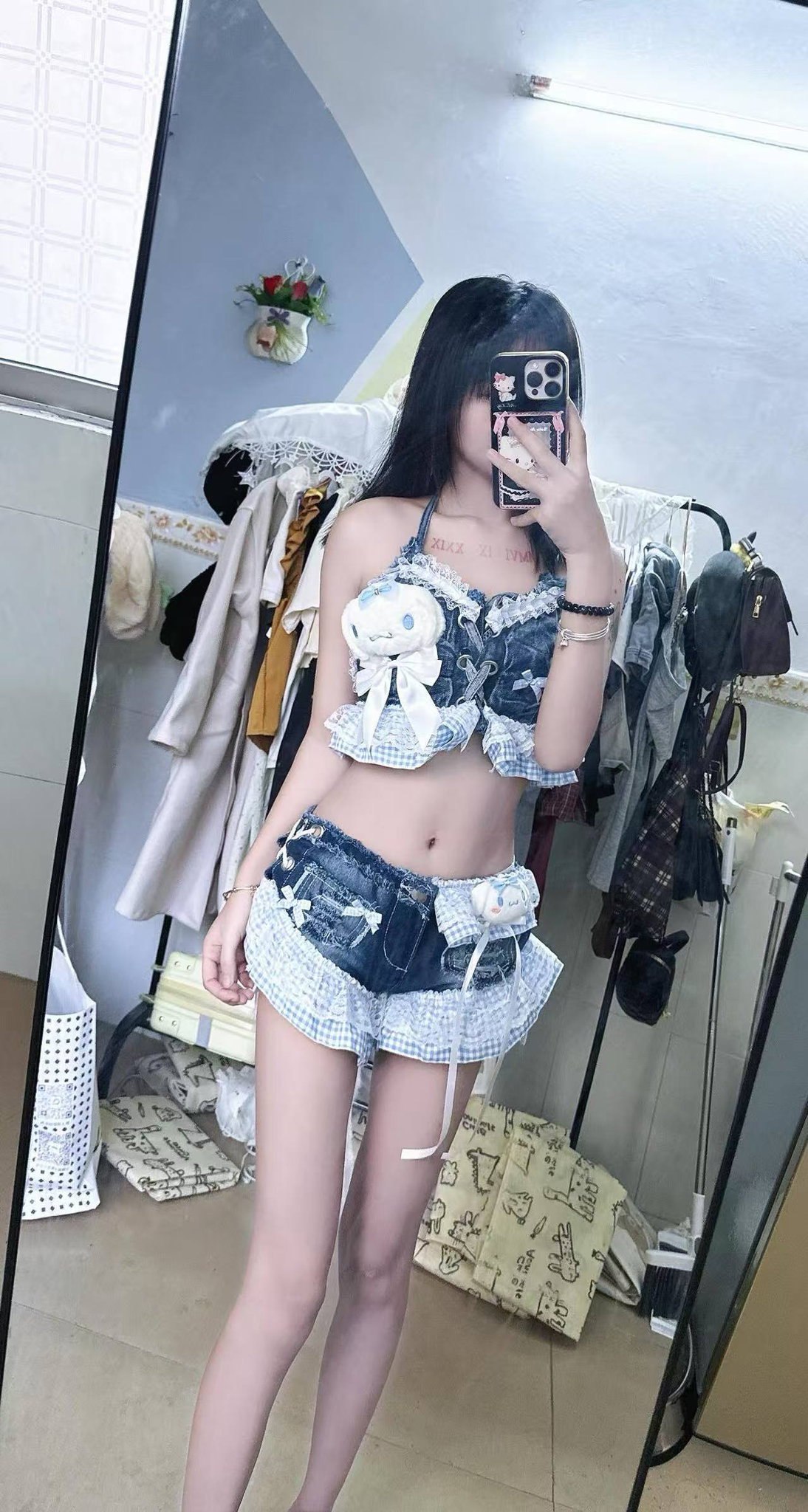 广东 广州 白云 19岁 158cm 80 A杯 抽烟纹身:有纹身 SM:轻微 无套:可 口交:可 过夜:可 同居:可 可飞:可 特点:活泼可爱,逼紧,刚下海想遇到一个会给予情绪价值的哥哥,剃毛,窒息,项圈脚铐,角色扮演,情趣玩具