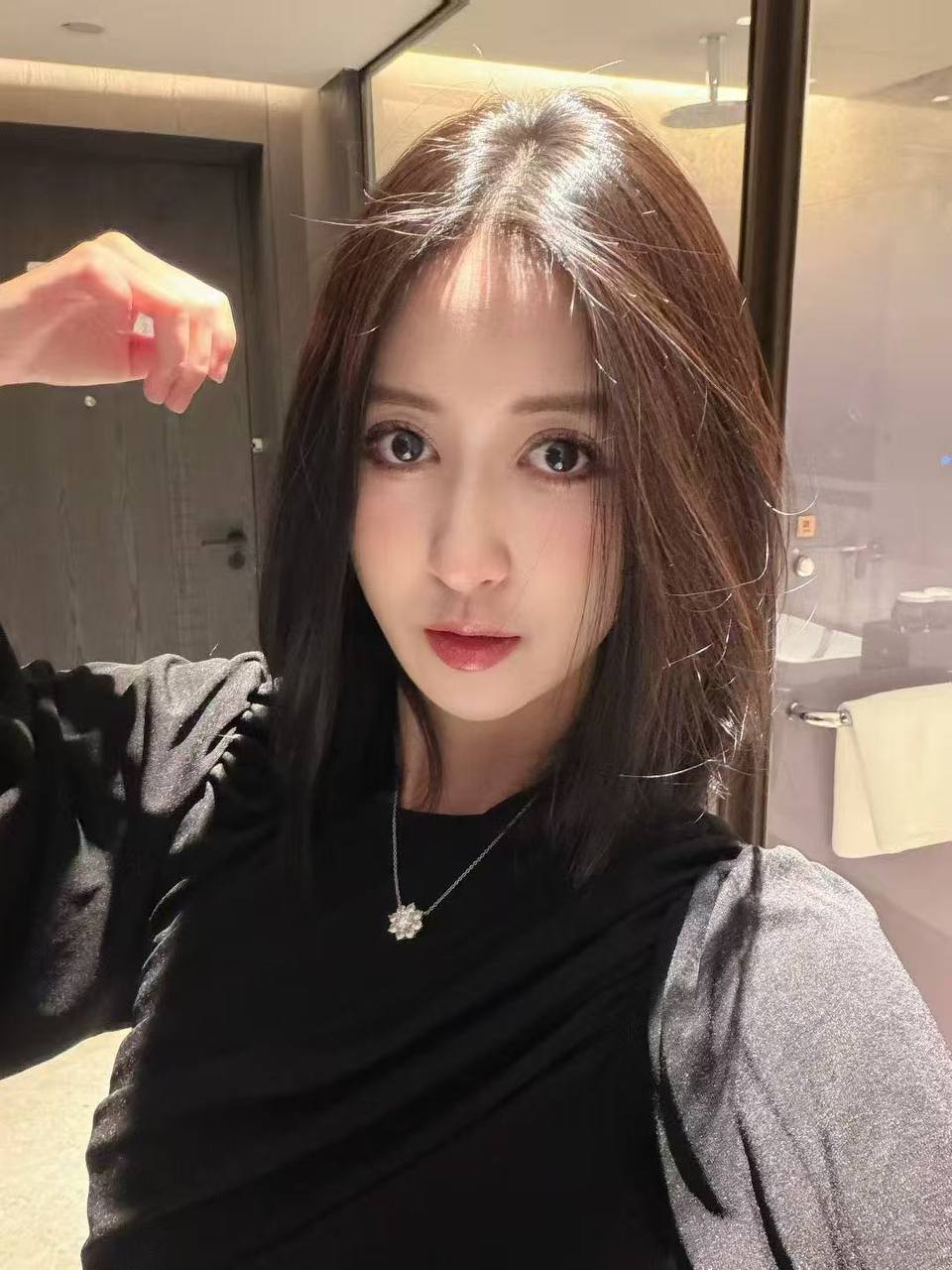 北京 朝阳 1岁 165cm 90 B杯 抽烟纹身:无 SM:否 无套:可 口交:否 过夜:可 同居:可 可飞:可 特点:身材气质好,御姐型美女,情商高,聊天有趣,呆在一起不会感到无聊,事少听话,自己很主动 喜欢添 接受度高 可以给你穿你喜欢的丝袜 ,提供情绪价值