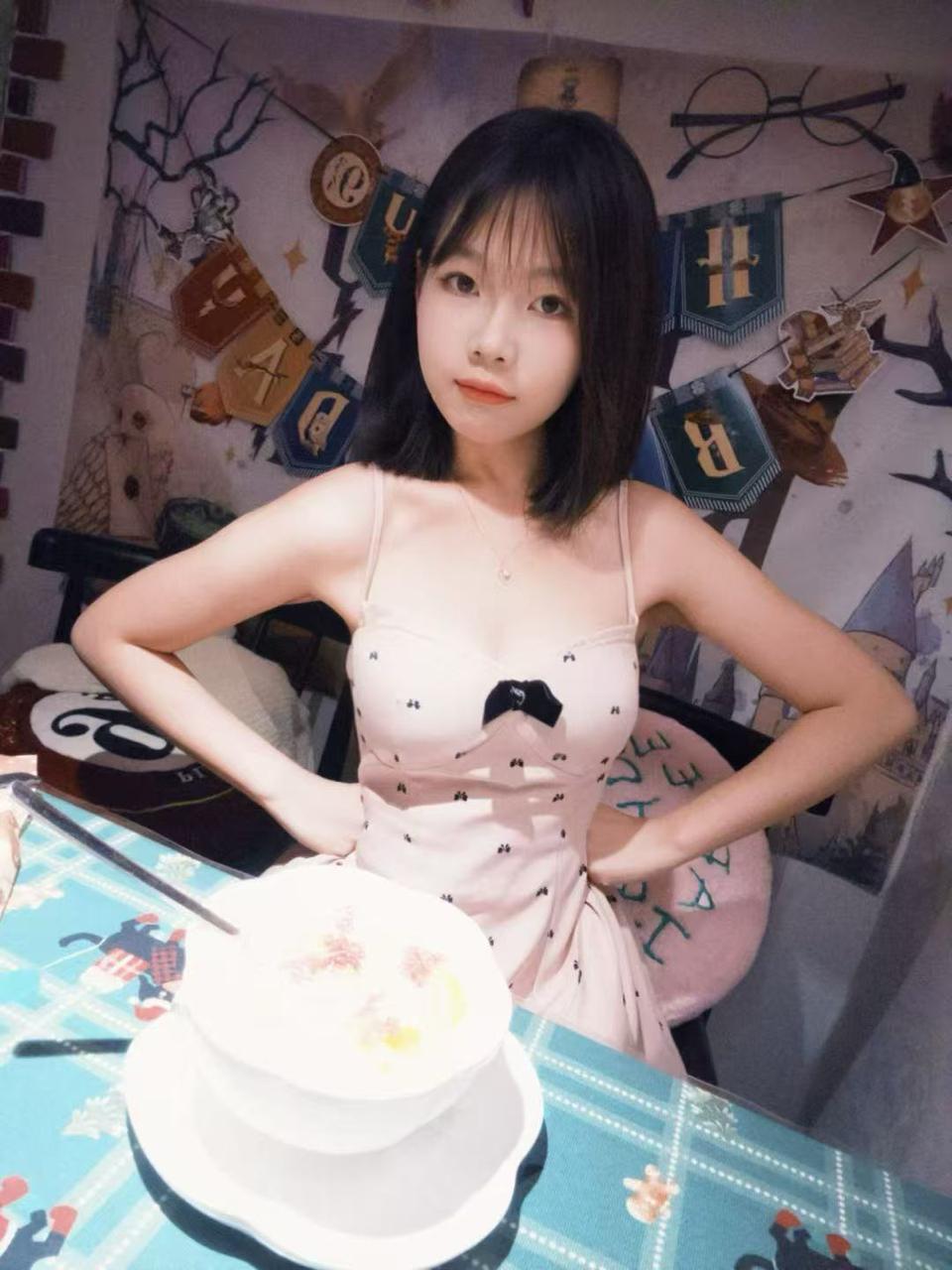 广东 深圳 21岁 165cm 100 B杯 抽烟纹身:否 SM:否 无套:可 口交:可 同居:不 可飞:可