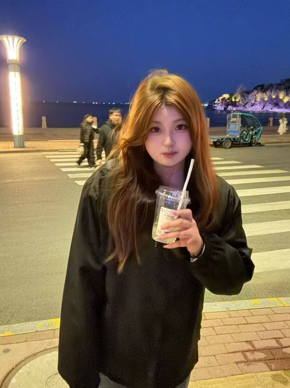 山东 烟台 18岁 175cm 150 C杯 学生 温柔 情绪价值足够 抽烟纹身:无 SM:否 无套:需要测 口交:可 过夜:可 同居:否 可飞:省内 价格:5 特点:温柔 情绪价值足够