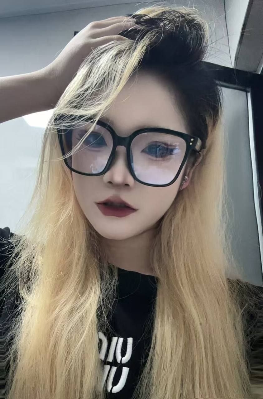 浙江 永康 18岁 162cm 98 B杯 自由职业 会说话 抽烟纹身:有纹身 SM:否 无套:可 口交:可 过夜:可 同居:可 可飞:可 价格:3 特点:会说话