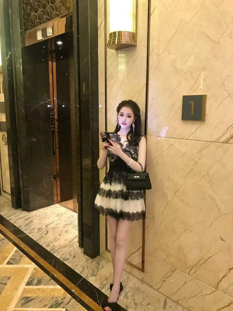 福建 泉州 22岁 164cm 86 B杯 实习 可御姐,可luoli,皮肤白嫩,老板想要的我都有 会聊天会哄人 抽烟纹身:无 SM:轻微 无套:否 口交:可 过夜:可 同居:可 可飞:可 价格:13 特点:可御姐,可luoli,皮肤白嫩,老板想要的我都有 会聊天会哄人