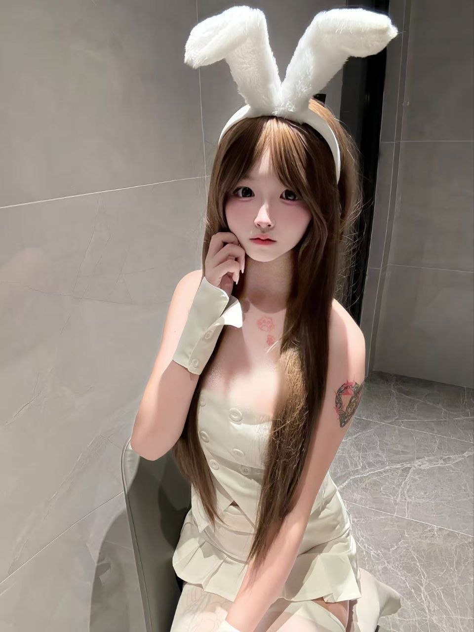 陕西 西安 18岁 164cm 80 B杯 学生 听话 抽烟纹身:无 SM:否 无套:否 口交:可 过夜:可 同居:否 可飞:可 价格:10 特点:听话