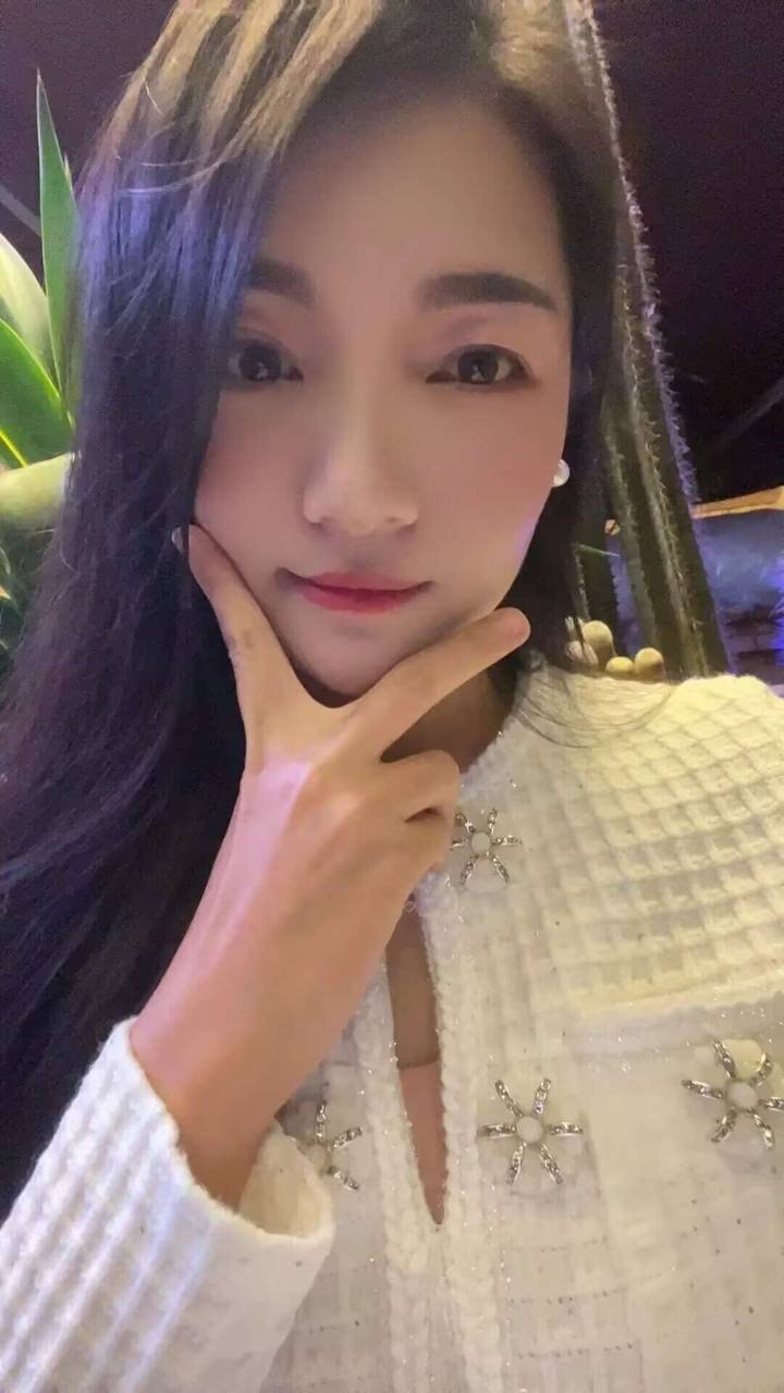 云南 景洪 28岁 165cm 110 B杯 工作 腿长 能提供情绪价值 懂事听话 抽烟纹身:无 SM:否 无套:可 口交:可 过夜:可 同居:否 可飞:否 价格:3 特点:腿长 能提供情绪价值 懂事听话