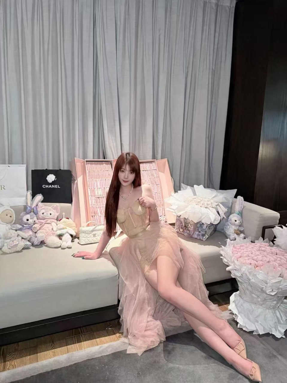 浙江 绍兴 25岁 160cm 49 B杯 情绪价值满 抽烟纹身:无 SM:是 无套:可 口交:可 过夜:可 可飞:可 价格:6 特点:情绪价值满