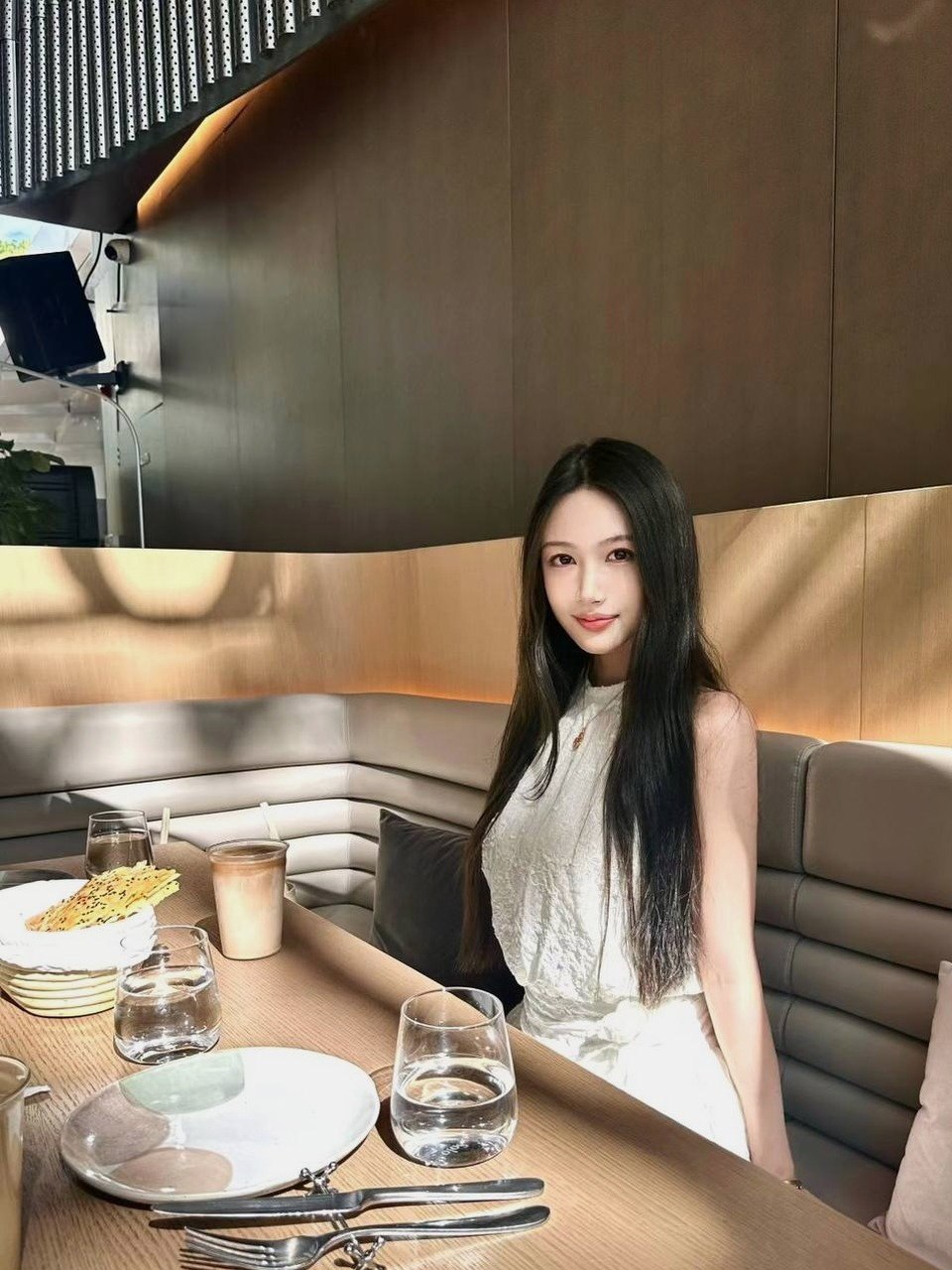 江苏 无锡 23岁 172cm 100 C杯 刚毕业 温柔,腿长身材好,可甜可御 抽烟纹身:无 SM:否 无套:否 口交:可 过夜:可 可飞:可 价格:30 特点:温柔,腿长身材好,可甜可御