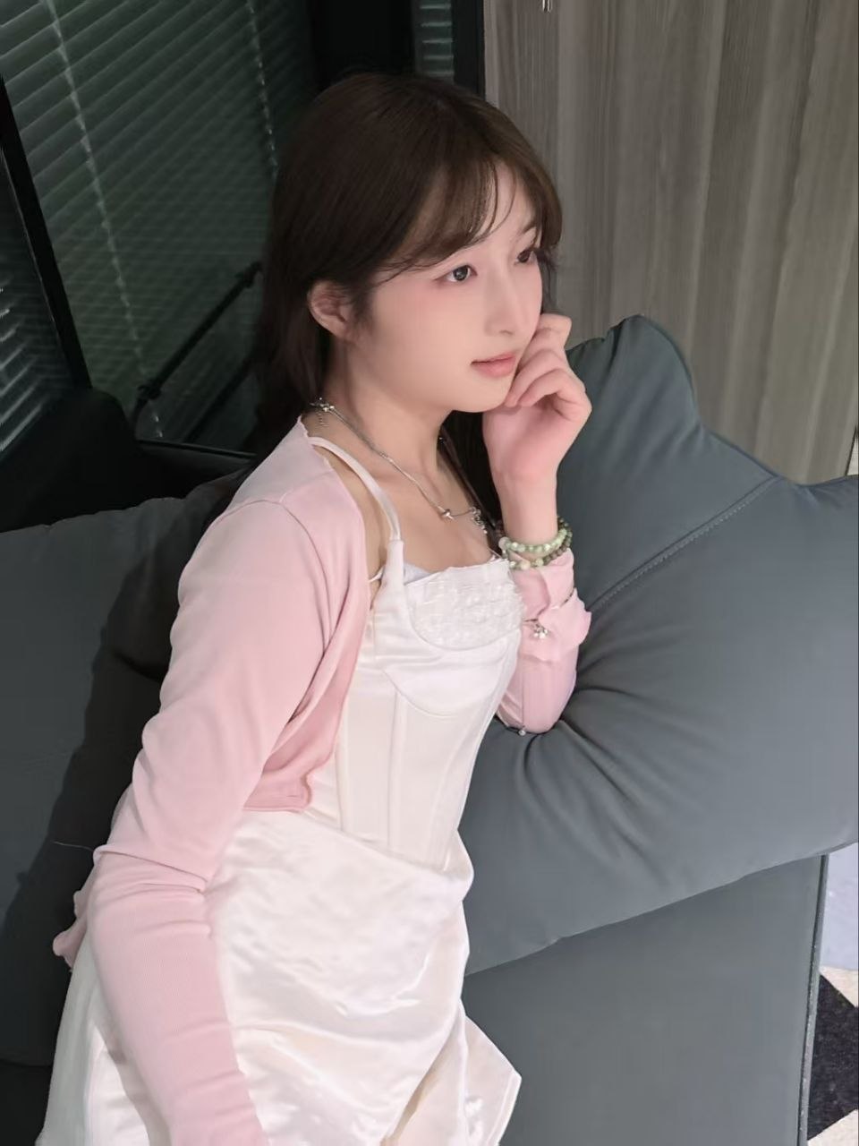 广东 广州 23岁 161cm 100 A杯 工作 一个会唱歌会跳舞的女生,偏甜妹,比较活泼,能玩得开,但不骚 抽烟纹身:无 SM:否 无套:否 口交:可 过夜:可 同居:可 可飞:看价格,需要包来回机票 价格:12 特点:一个会唱歌会跳舞的女生,偏甜妹,比较活泼,能玩得开,但不骚