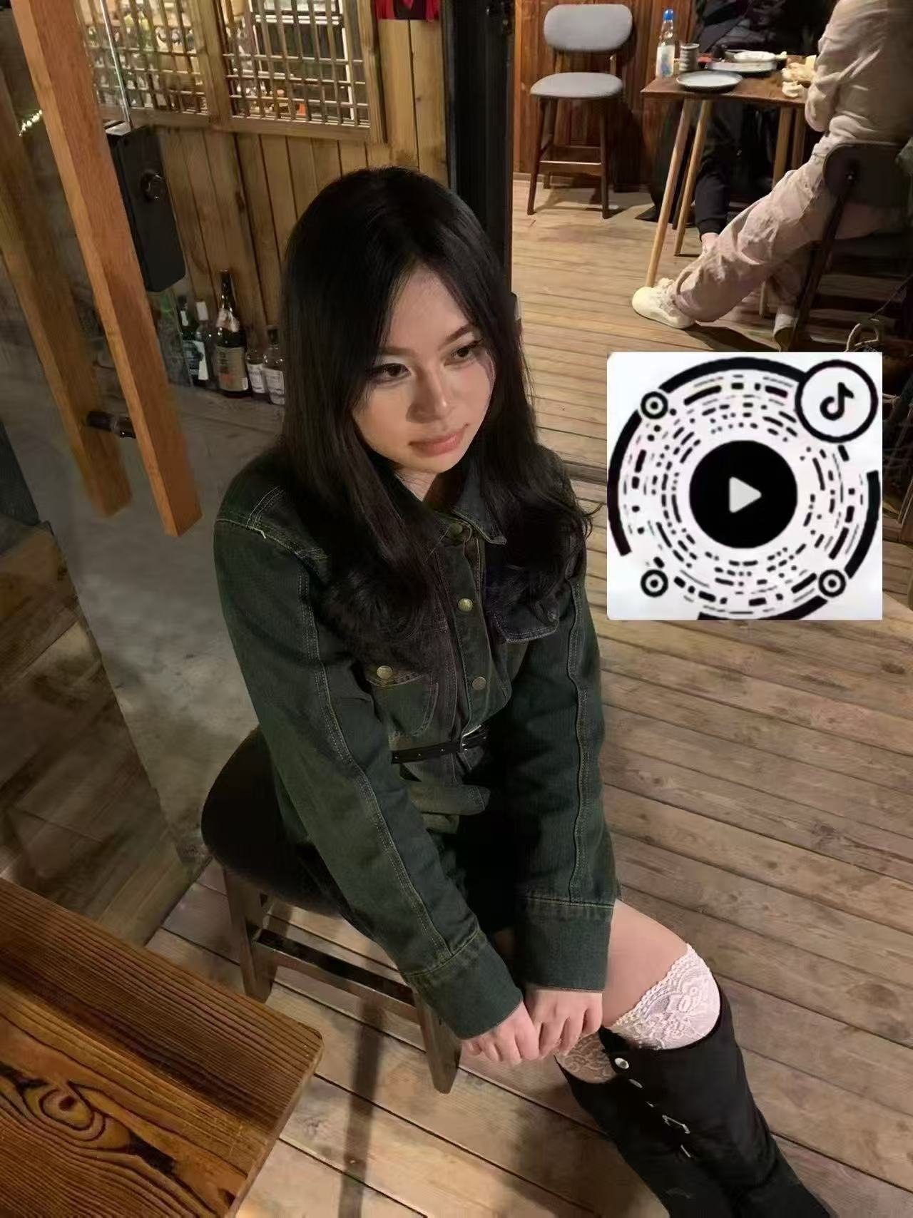 云南 昆明 22岁 153cm 50 B杯 学生 温柔听话,情绪价值嘎嘎高 活好 屁股大 可无套内射 抽烟纹身:无 SM:否 无套:可 口交:可 过夜:可 同居:可 可飞:目前不行,在实习 价格:3 特点:温柔听话,情绪价值嘎嘎高 活好 屁股大 可无套内射