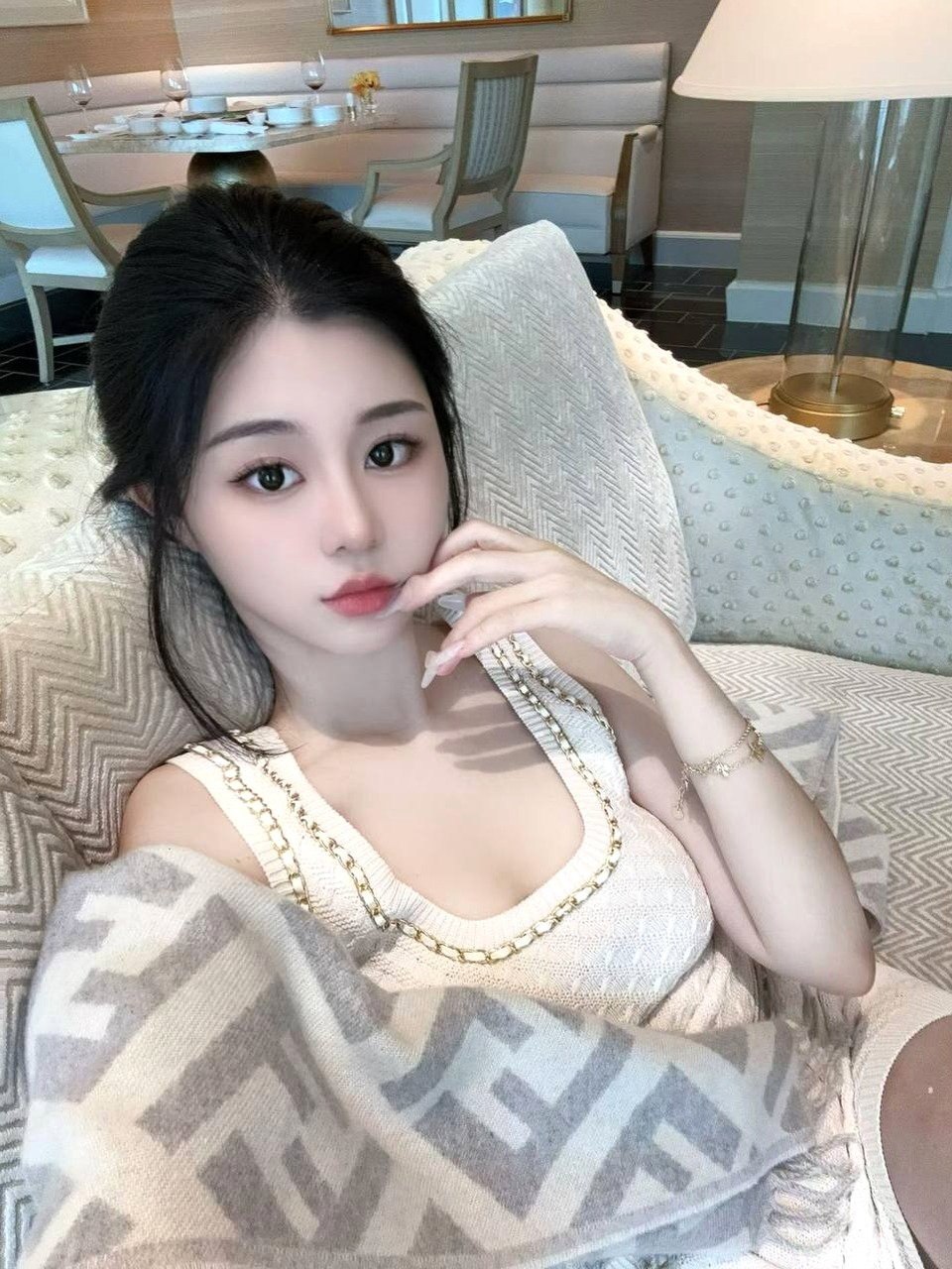 广东 深圳 21岁 166cm 95 D杯 皮肤白,全身无整,娇小玲珑,小骨架胸大腰细 抽烟纹身:无 SM:可 无套:否 口交:可 过夜:可 可飞:可 价格:25 特点:皮肤白,全身无整,娇小玲珑,小骨架胸大腰细