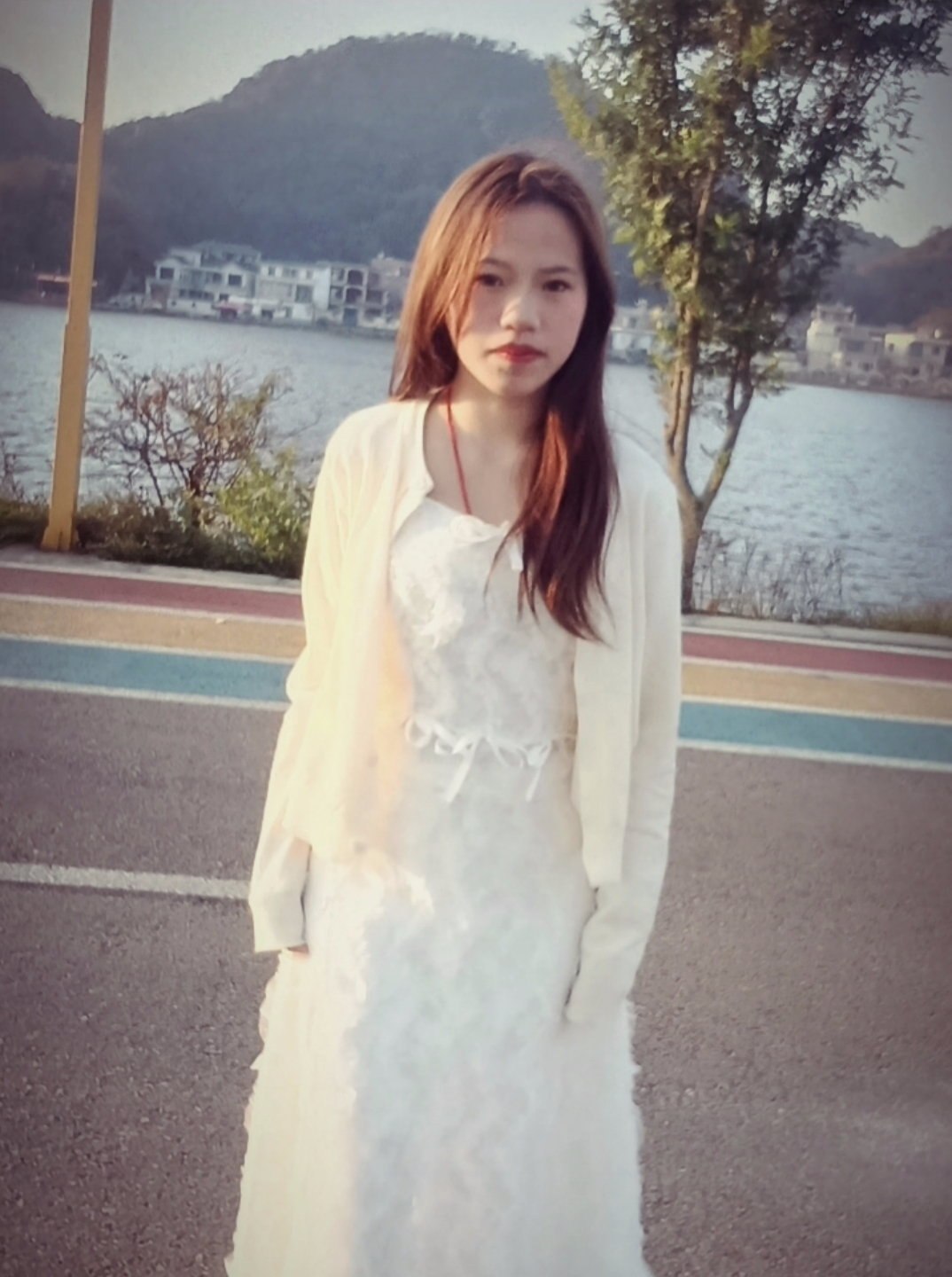 浙江 湖州 18岁 145cm 85 A杯 刚上班 小个子,没交过男朋友,家里经济不好,刚踏入社会 抽烟纹身:无 SM:否 无套:可 口交:否 过夜:可 同居:可 可飞:否 价格:12 特点:小个子,没交过男朋友,家里经济不好,刚踏入社会