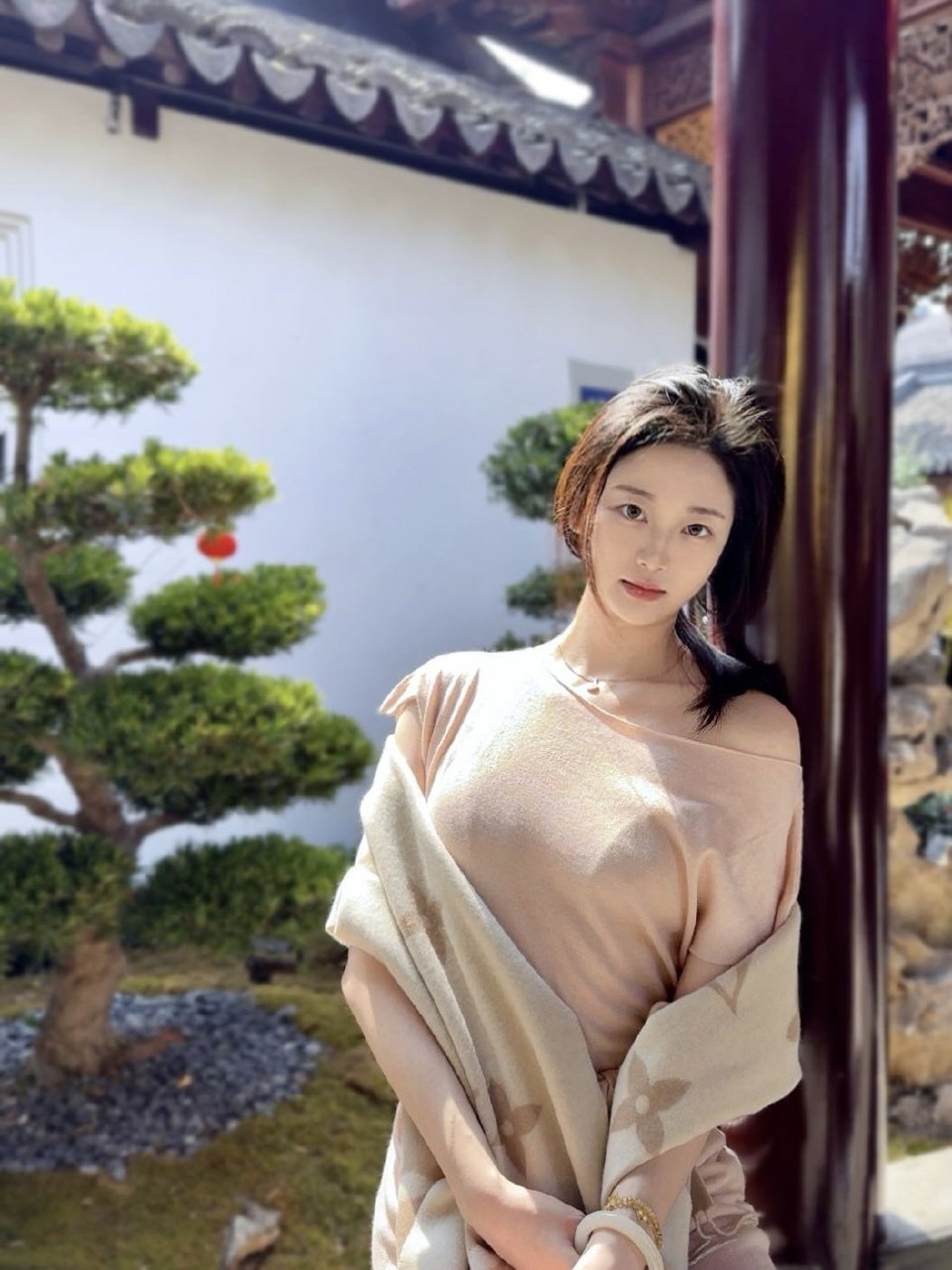 山东 济南 20岁 170cm 100 B杯 学生 播音主持,高知气质型,会英语,无整 抽烟纹身:无 SM:否 无套:否 口交:可 过夜:可 可飞:可 价格:30 特点:播音主持,高知气质型,会英语,无整