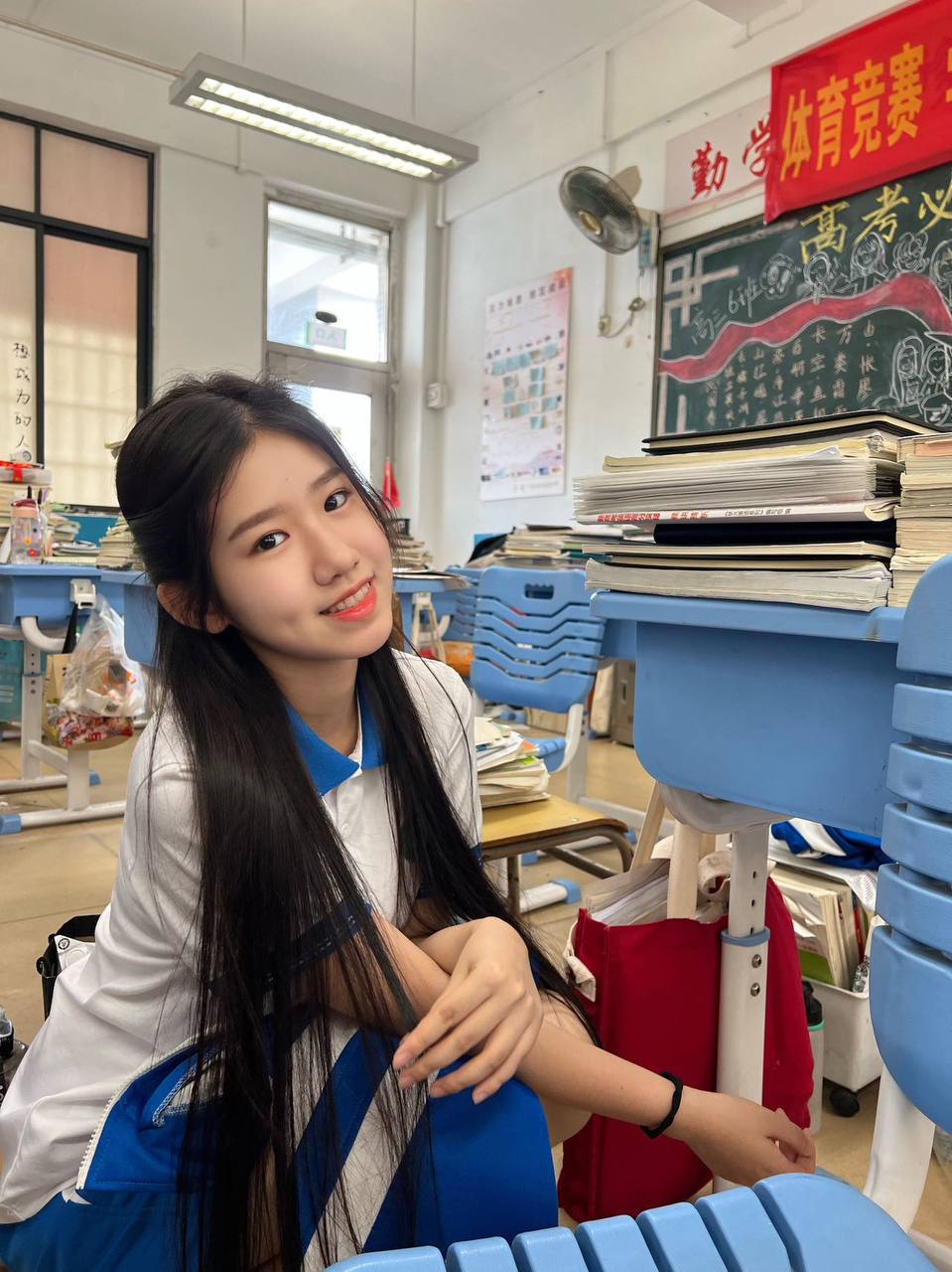 浙江 杭州 18岁 165cm 91 C杯 学生 书法满级 艺术生 会跳古典舞 傣族舞 芭蕾舞 刚上大一 抽烟纹身:无 SM:否 无套:否 口交:可 过夜:可 同居:可 可飞:可 价格:30 特点:书法满级 艺术生 会跳古典舞 傣族舞 芭蕾舞 刚上大一