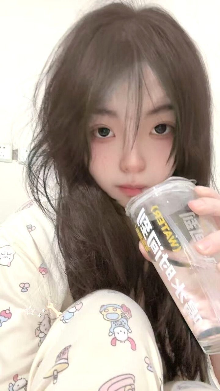 云南 昆明 20岁 165cm 102 C杯 自由 颜值不错,温柔,听话会照顾人,情绪价值拉满 抽烟纹身:有纹身 SM:是 无套:可 口交:可 过夜:可 同居:可 可飞:可以 价格:5 特点:颜值不错,温柔,听话会照顾人,情绪价值拉满