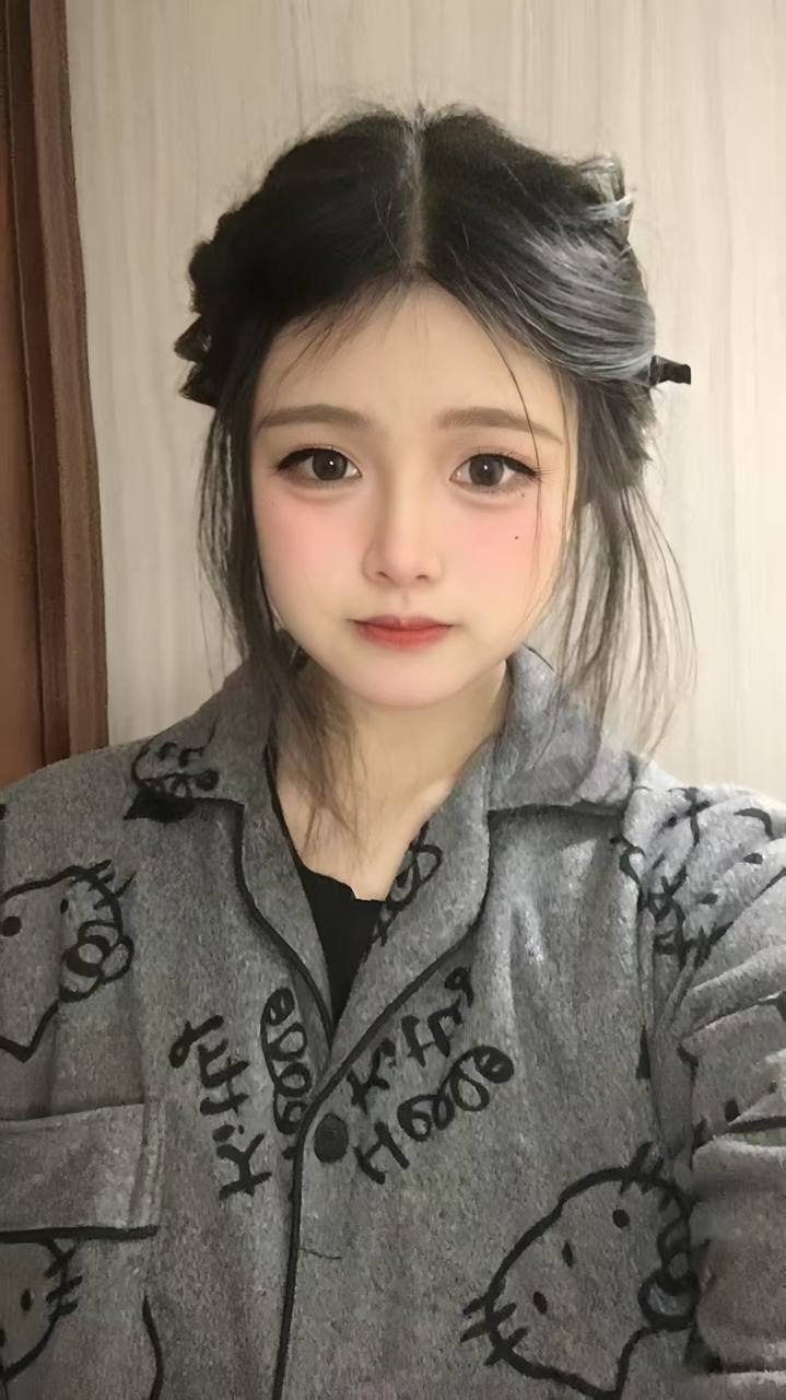 江西 赣州 18岁 161cm 105 B杯 学生 只谈过一次恋爱 SM:否 无套:否 口交:否 同居:可 可飞:可以 价格:20 特点:只谈过一次恋爱