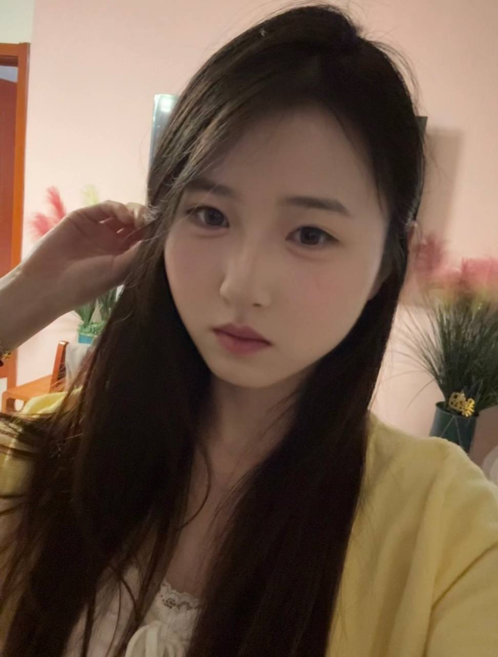 山东 菏泽 18岁 168cm 94 B杯 学生 听话不作 抽烟纹身:无 SM:否 无套:否 口交:否 过夜:可 同居:可 可飞:可 价格:8 特点:听话不作