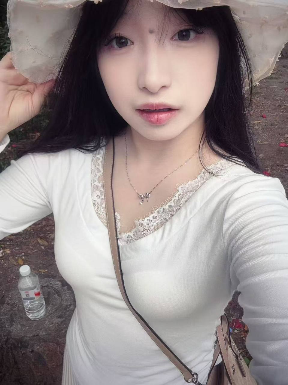江苏 南京 23岁 150cm 90 B杯 学生 活好 抽烟纹身:无 SM:否 无套:可 口交:可 过夜:可 同居:可 可飞:否 价格:12 特点:活好