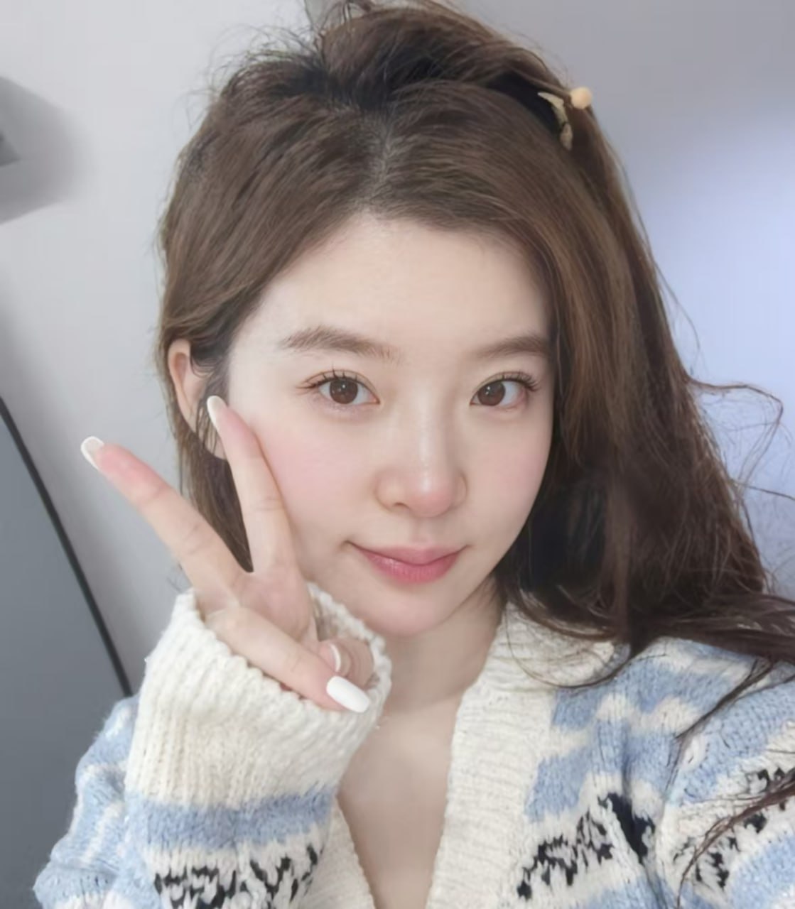 韩国 23岁 163cm 90 B杯 学生 混血儿,常住韩国,平时在新加坡读书,会多国语言 抽烟纹身:无 SM:否 无套:否 口交:可 过夜:可 同居:可 可飞:可,国内,韩国,新加坡,其他发达国家均可 特点:混血儿,常住韩国,平时在新加坡读书,会多国语言
