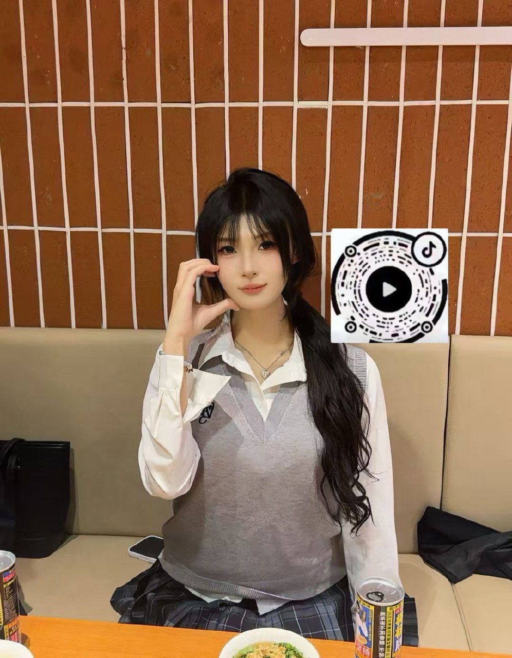 贵州 贵阳 19岁 166cm 98 A杯 学生 话多 抽烟纹身:无 SM:否 无套:否 口交:否 过夜:可 同居:可 可飞:可 价格:4 特点:话多