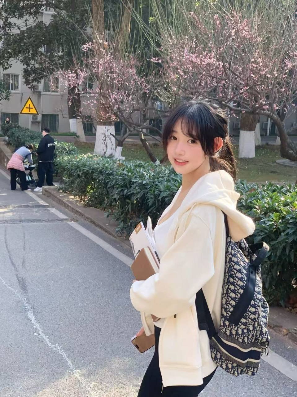 湖北 武汉 21岁 165cm 46 C杯 学生 肤白 会钢琴画画 情商高 天然🐯 抽烟纹身:无 SM:轻微 无套:否 口交:可 过夜:可 同居:可 可飞:可 价格:15 特点:肤白 会钢琴画画 情商高 天然🐯