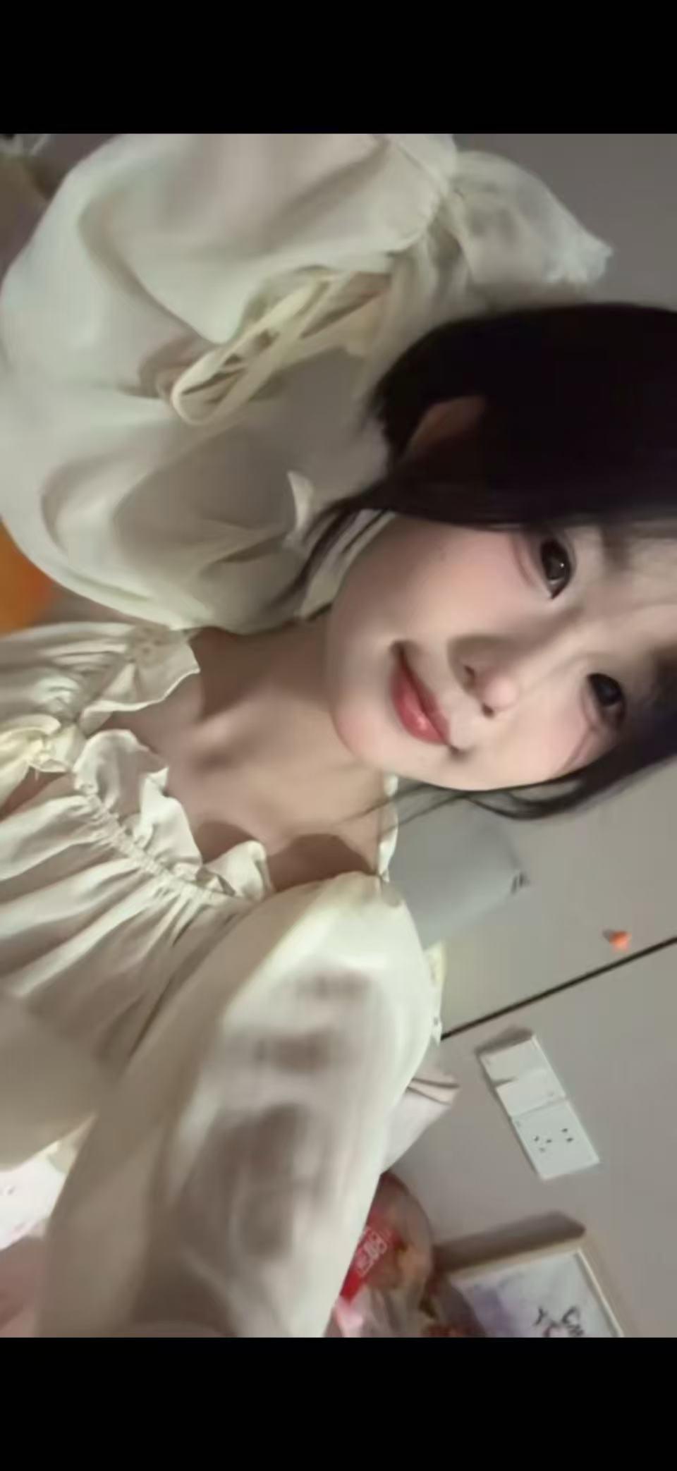广东 深圳 18岁 158cm 88 A杯 无业游民 抽烟纹身:无 SM:看情况 无套:看情况 口交:可 过夜:可 同居:否 可飞:可 价格:15