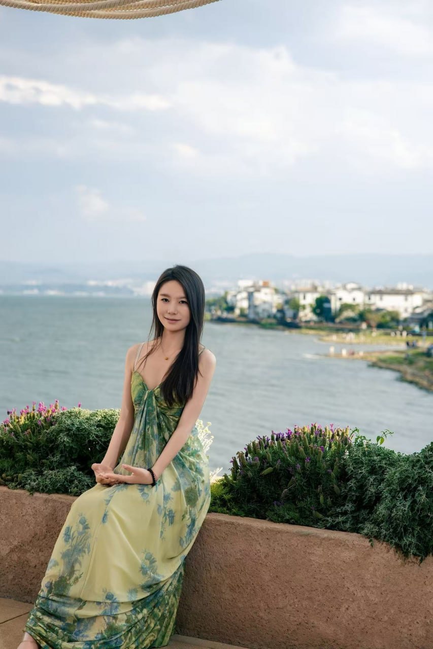云南 昆明 22岁 160cm 50 B杯 学生 反差 粘人 抽烟纹身:无 SM:是 无套:否 口交:可 过夜:可 同居:否 可飞:可 价格:10 特点:反差 粘人