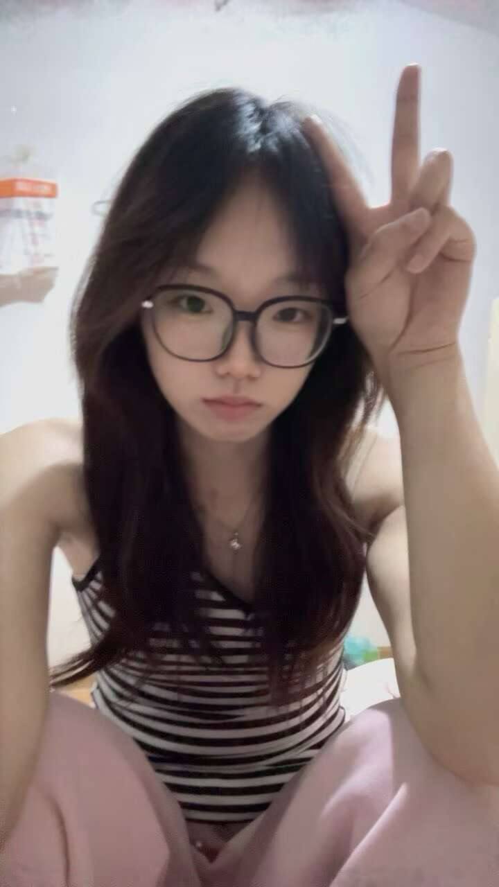河南 郑州 20岁 165cm 97 A杯 学生 抽烟纹身:无 SM:否 无套:否 口交:可 过夜:可 同居:否 可飞:可 价格:7