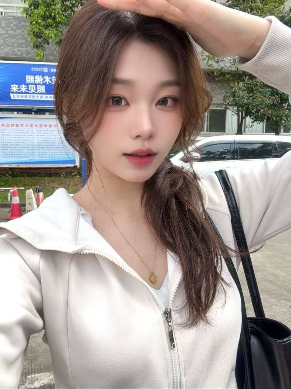 广东 广州 19岁 166cm 108 B杯 学生 阳光开朗 抽烟纹身:无 SM:是 无套:否 同居:可 可飞:省内可以 价格:10 特点:阳光开朗