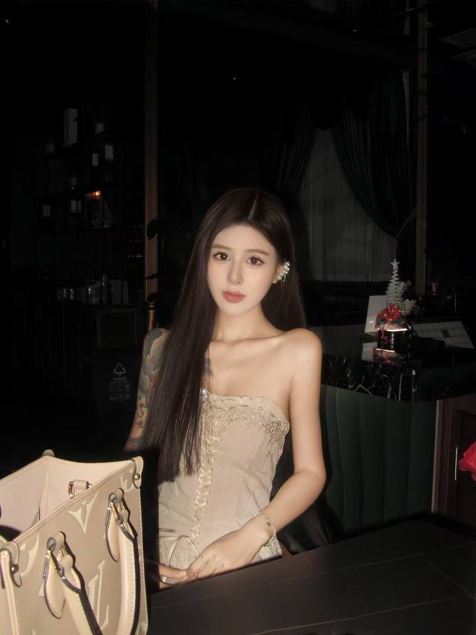 上海 上海 19岁 165cm 85 B杯 主播 听话乖巧 抽烟纹身:无抽烟有纹身 SM:否 无套:否 口交:可 过夜:可 同居:可 可飞:能 价格:10 特点:听话乖巧