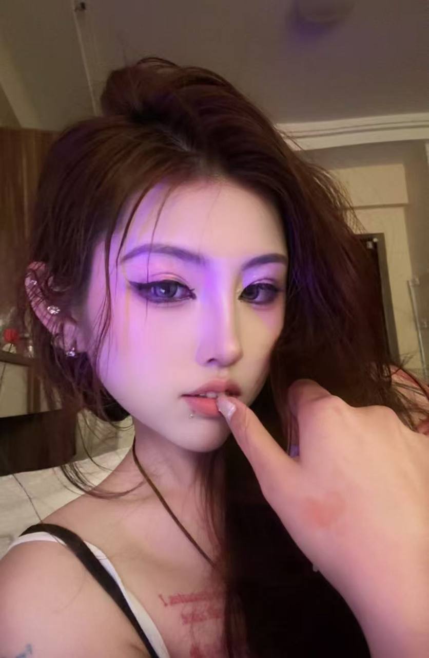 广东 东莞 21岁 165cm 100 A杯 无业 有耐心 一点好看 抽烟纹身:有纹身 SM:否 无套:否 口交:否 过夜:可 同居:可 可飞:能 价格:20 特点:有耐心 一点好看
