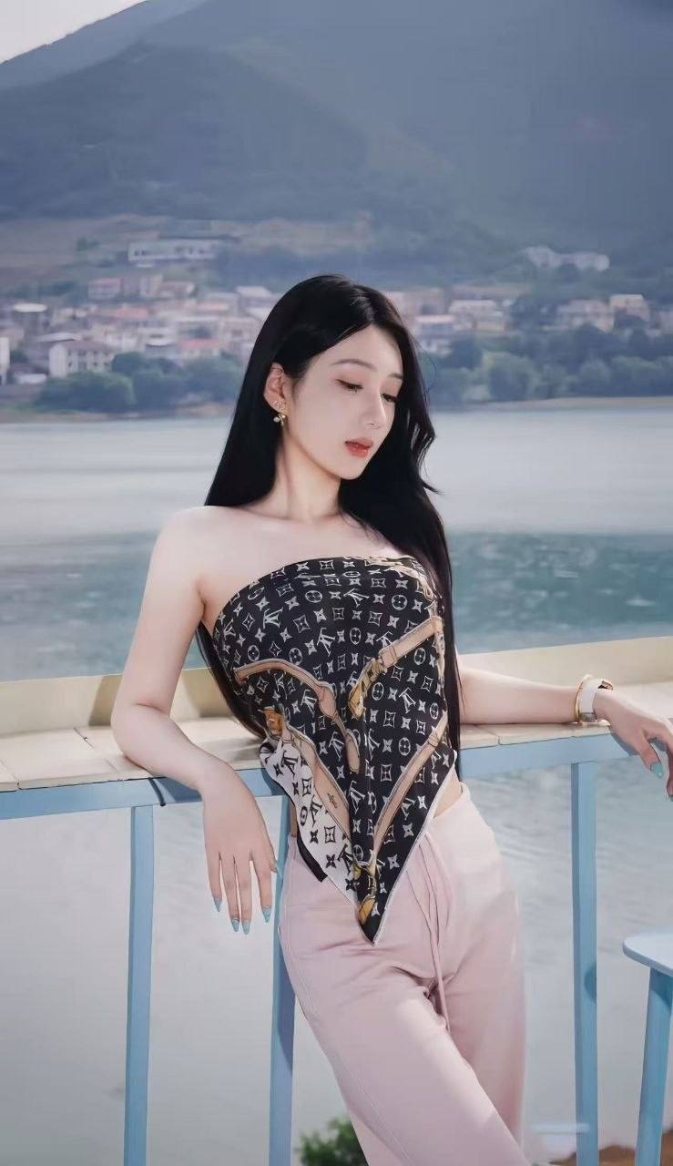山东 济南 19岁 165cm 88 B杯 学生 配合度高,会聊天 抽烟纹身:无 SM:可 无套:可 口交:可 过夜:可 同居:可 可飞:可 价格:30 特点:配合度高,会聊天