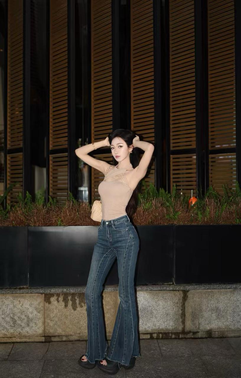 湖南 长沙 20岁 165cm 93 B杯 学生 全脸无整,素颜清纯,马甲线,情商高,各种风格都有,口活很好,什么都会玩 抽烟纹身:无 SM:否 无套:否 口交:可 过夜:否 同居:否 可飞:可 价格:15 特点:全脸无整,素颜清纯,马甲线,情商高,各种风格都有,口活很好,什么都会玩