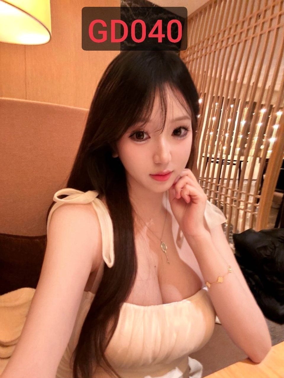广东 深圳 20岁 162cm 88 G杯 学生 童颜巨乳 乖巧可爱、英语好,天然G 抽烟纹身:无 SM:否 无套:否 口交:可 过夜:可 同居:可 可飞:可 价格:22 特点:童颜巨乳 乖巧可爱、英语好,天然G