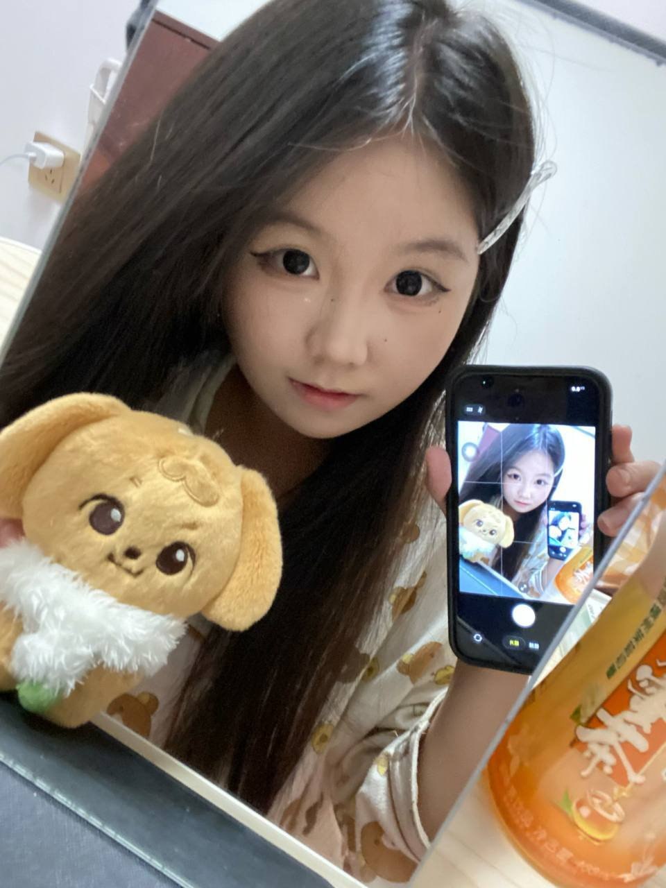 广西 南宁 18岁 160cm 90 C杯 没谈过恋爱,喜欢追星,第一次下海,支持检测 抽烟纹身:无 SM:否 无套:否 口交:可 过夜:可 同居:否 可飞:可 价格:10 特点:没谈过恋爱,喜欢追星,第一次下海,支持检测